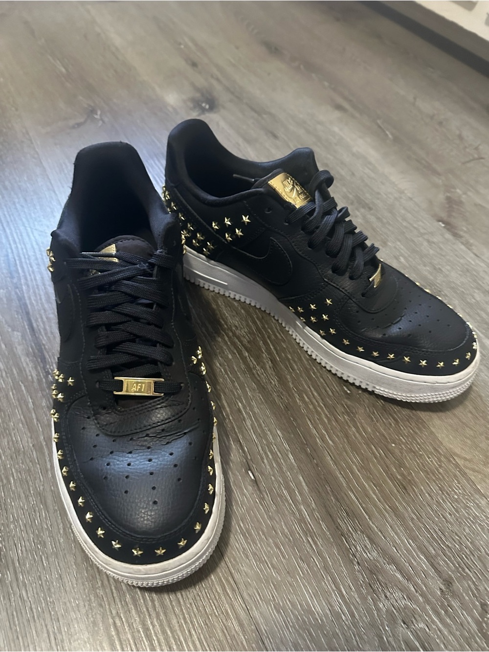 Nike Air Force 1 07 XX GOLD
Studded Black White AR0639 001
Women 11.5 Shoes